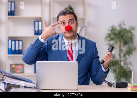 Clown employé drôle travaillant dans la salle de bureau Banque D'Images