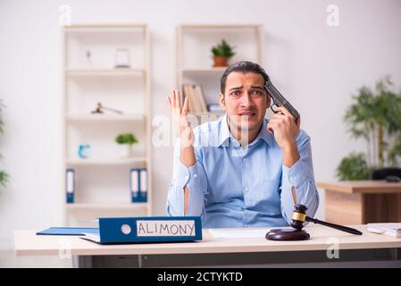 Jeune homme dans le palais de justice dans le concept de divorce Banque D'Images