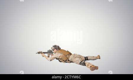 Soldat prenant position allongée et visant une cible de automa Banque D'Images