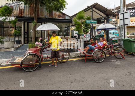 George Town, Penang, Malaisie - 1 décembre 2019: Vie de rue de chauffeurs de pousse-pousse ou de pousse-pousse de George Town, Penang, Malaisie par temps nuageux. Je Banque D'Images