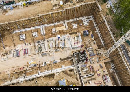 fondations en béton du futur immeuble d'appartements en construction. vue aérienne Banque D'Images