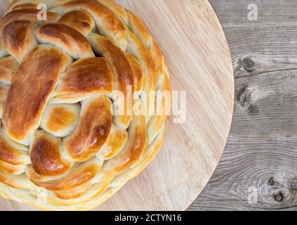 Panier à pain comestible. Vue de dessus. Le pain de levure est tissé et tressé pour ressembler à un panier. Recette suisse pain Zopf, Butterzopf ou Challah. Banque D'Images