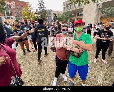 Louisville, Kentucky, États-Unis. 26 septembre 2020. Un homme tient est chien à la manifestation. Crédit : Amy Katz/ZUMA Wire/Alay Live News Banque D'Images