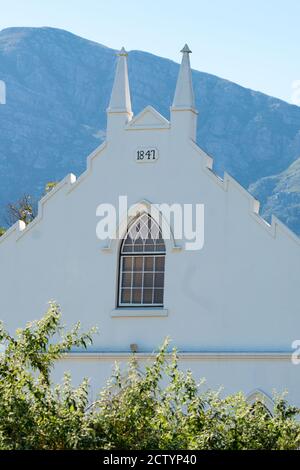 Ancienne église historique pignon avec la date 1847 inscrite sur elle à Franschhoek, Cap Winelands, Afrique du Sud Banque D'Images