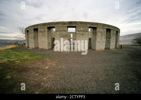 Surplombant le fleuve Columbia, la réplique Sam Hill de Stonehenge, dédiée en 1918 aux militaires de Klickitat Co, Washington, qui est mort dans la première Guerre mondiale Banque D'Images