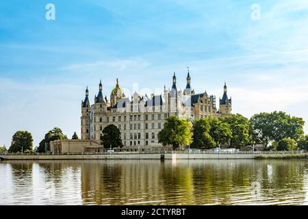Un beau château de conte de fées à Schwerin, la vue du lac Banque D'Images