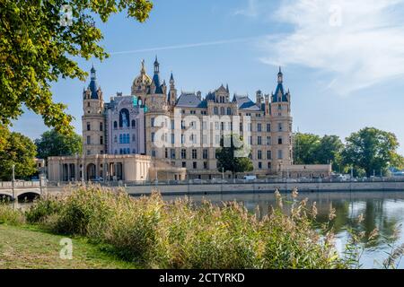 Magnifique château de conte de fées à Schwerin en été Banque D'Images