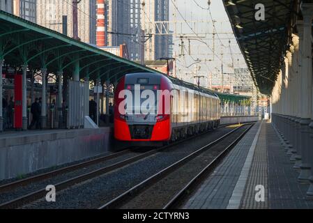 MOSCOU, RUSSIE - 25 AOÛT 2020 : train électrique ES1P 'Lastochka' à la plate-forme de la gare de Belorussky, le matin de l'été Banque D'Images