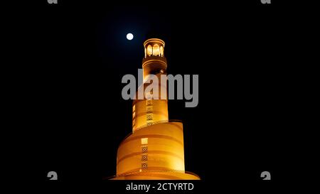 Image de fond du minaret islamique avec fond de pleine lune. Banque D'Images