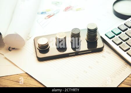 téléphone, calculatrice, argent, documents sur table en bois Banque D'Images