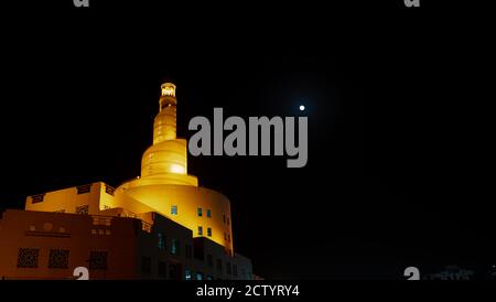 Image de fond du minaret islamique avec fond de pleine lune. Banque D'Images