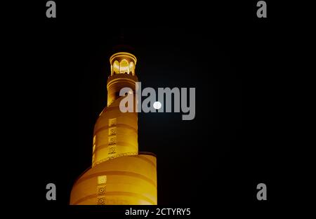 Image de fond du minaret islamique avec fond de pleine lune. Banque D'Images