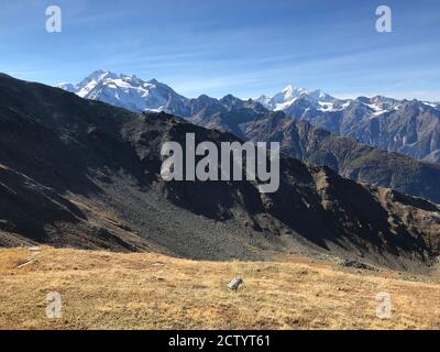 Vue sur l'un de ces jours d'automne clair de la région du Gebidem au-dessus de Visperterminen vers certains des plus hauts sommets de Suisse: La gamme Mischabel Banque D'Images