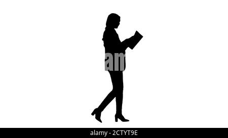 Silhouette a surpris une femme d'affaires musulmane lisant un journal d'affaires Banque D'Images