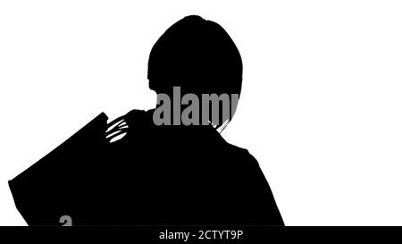 Silhouette belle femme sénior en trench coat tenant le shoppin Banque D'Images