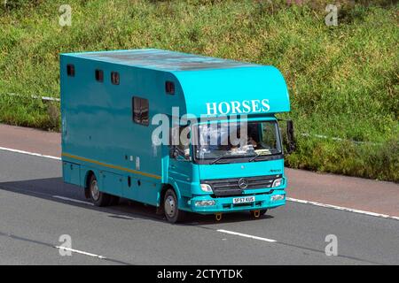 2007 Turquoise Mercedes Benz Atego 1598cc monospace en crinière; construction d'un autocar et transformation d'une fourgonnette, transport équin d'animaux sur l'autoroute M6, Lancashire, Royaume-Uni Banque D'Images