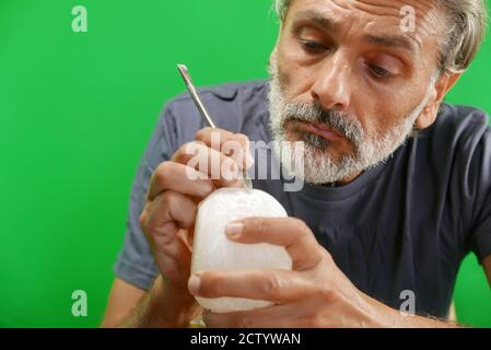 Un artisan de la pierre à la main au travail Banque D'Images