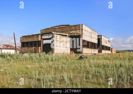 Usine abandonnée - ruines de béton dans le quartier industriel Banque D'Images
