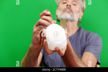 Un artisan de la pierre à la main au travail Banque D'Images