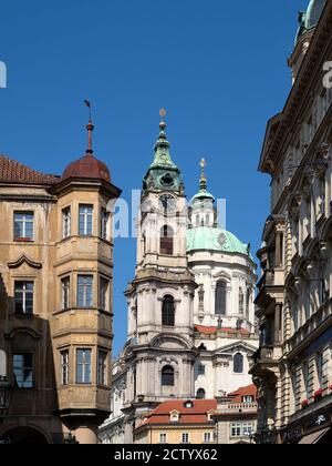PRAGUE, RÉPUBLIQUE TCHÈQUE - 18 JUILLET 2019 : vue sur l'église baroque Saint-Nicolas dans le quartier de Mala Strana Banque D'Images