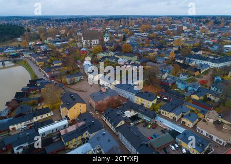 Vue de la hauteur au vieux Porvoo le jour nuageux d'octobre. Finlande Banque D'Images