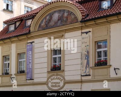 PRAGUE, RÉPUBLIQUE TCHÈQUE : façade du Musée national (Narodni muzeum) avec bannière Banque D'Images