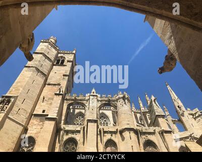 La cathédrale gothique de Narbonne, en France, avec ses nombreuses flèches et la tour principale de l'horloge à gauche de la vue vers l'œil Banque D'Images