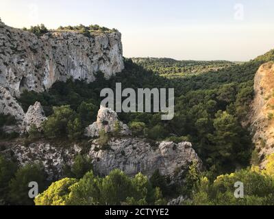 Les impressions forment le massif de la clape, une petite gamme de collines calcaires près de Gruissan Banque D'Images