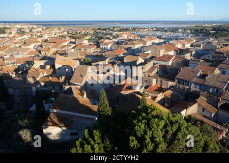 Vue panoramique depuis l'hôtel de la Tour Barberousse (Tour de la barbe rouge) Au-dessus des petites maisons de Gruissan sur la côte méditerranéenne De France Banque D'Images