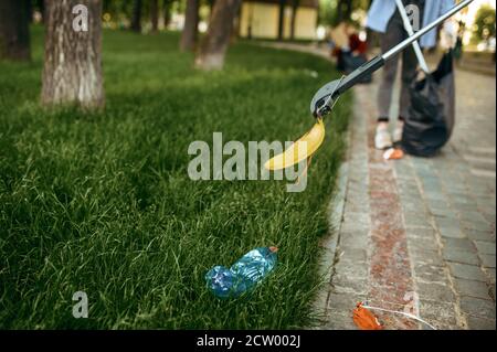 Les bénévoles ramassent les déchets de l'herbe dans le parc Banque D'Images