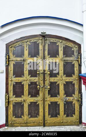 Novokuznetsk, région de Kemerovo, Russie - 15 août 2020 : fragment de mobilier extérieur de la cathédrale d'Ortodox de Nativité du Christ - doo en bois fermé Banque D'Images