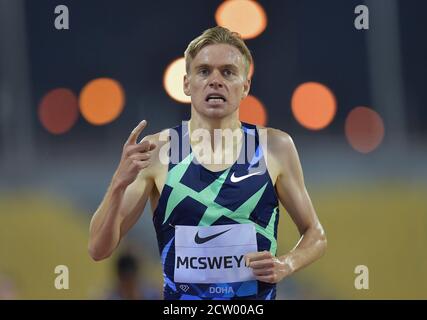 (200926) -- DOHA, le 26 septembre 2020 (Xinhua) -- Stewart McSweyn, d'Australie, célèbre après la finale masculine de 1500m à la réunion d'athlétisme de la Diamond League 2020 à Doha, au Qatar, le 25 septembre 2020. (Photo par Nikku/Xinhua) Banque D'Images