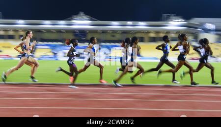 (200926) -- DOHA, le 26 septembre 2020 (Xinhua) -- les athlètes participent à la finale du 3000m féminin lors de la réunion d'athlétisme de la Diamond League 2020 à Doha, au Qatar, le 25 septembre 2020. (Photo par Nikku/Xinhua) Banque D'Images