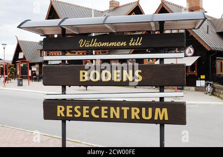 Boden, Suède - 25 août 2020 : le panneau au Boden Resecentrum un terminal de bus et une gare ferroviaire combinés. Banque D'Images