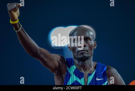 (200926) -- DOHA, le 26 septembre 2020 (Xinhua) -- Ferguson Cheruiyot Rotich du Kenya célèbre après la finale masculine de 800 m à la réunion d'athlétisme de la Diamond League 2020 à Doha, au Qatar, le 25 septembre 2020. (Photo par Nikku/Xinhua) Banque D'Images