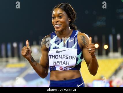 (200926) -- DOHA, le 26 septembre 2020 (Xinhua) -- Elaine Thompson-Herah, de Jamaïque, célèbre après la finale du 100m féminin lors de la réunion d'athlétisme de la Diamond League 2020 à Doha, au Qatar, le 25 septembre 2020. (Photo par Nikku/Xinhua) Banque D'Images