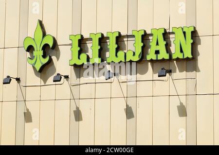 Fagersta, Suède - 10 juillet 2020 : vue rapprochée du logo du centre commercial de Liljan situé sur sa façade. Banque D'Images