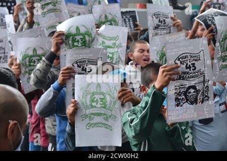 Mexico, Mexique. 25 septembre 2020. MEXICO, MEXIQUE - 25 SEPTEMBRE : une personne se joint à une manifestation pour commémorer le 6e anniversaire des 43 élèves de l'école normale qui ont disparu le 26 septembre 2014. Les parents des 43 élèves d'Ayotzinapa lors d'une manifestation à l'extérieur du Procureur général de la République pour demander justice aux 43 élèves de l'Ecole normale rurale 'Raul Isidro Burgos' d'Ayotzinapanon 25 septembre 2020 à Mexico, Mexique. Crédit: Carlos Tischler/Groupe Eyepix/accès photo crédit: Accès photo/Alamy Live News Banque D'Images