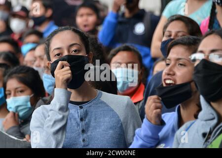 Mexico, Mexique. 25 septembre 2020. MEXICO, MEXIQUE - 25 SEPTEMBRE : une personne se joint à une manifestation pour commémorer le 6e anniversaire des 43 élèves de l'école normale qui ont disparu le 26 septembre 2014. Les parents des 43 élèves d'Ayotzinapa lors d'une manifestation à l'extérieur du Procureur général de la République pour demander justice aux 43 élèves de l'Ecole normale rurale 'Raul Isidro Burgos' d'Ayotzinapanon 25 septembre 2020 à Mexico, Mexique. Crédit: Carlos Tischler/Groupe Eyepix/accès photo crédit: Accès photo/Alamy Live News Banque D'Images