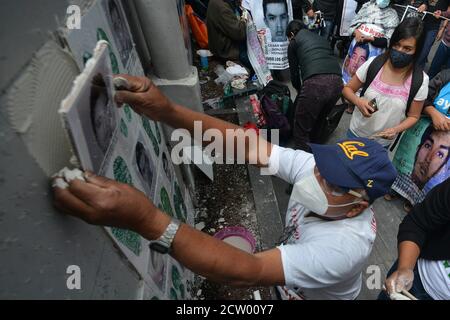 Mexico, Mexique. 25 septembre 2020. MEXICO, MEXIQUE - SEPTEMBRE 25 : une personne fait une fresque pour commémorer le 6e anniversaire des 43 élèves de l'école normale qui ont disparu le 26 septembre 2014. Les parents des 43 élèves d'Ayotzinapa lors d'une manifestation à l'extérieur du Procureur général de la République pour demander justice aux 43 élèves de l'Ecole normale rurale 'Raul Isidro Burgos' d'Ayotzinapanon 25 septembre 2020 à Mexico, Mexique. Crédit: Carlos Tischler/Groupe Eyepix/accès photo crédit: Accès photo/Alamy Live News Banque D'Images