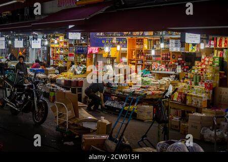 Séoul, Corée du Sud - 19 octobre 2017 : livraisons à un marché de nuit de Namdaemun à Séoul, Corée du Sud Banque D'Images