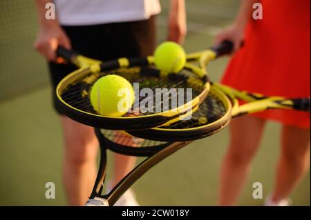 Tennis mixte, joueurs avec raquettes et balles Banque D'Images