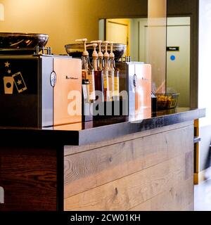 Café Starbucks, comptoir de présentation des saveurs du café, sans personne Banque D'Images