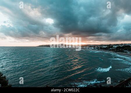 Coucher de soleil et Cloudscape dans le village méditerranéen d'Altafulla, province de Tarragone, Espagne Banque D'Images