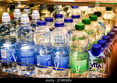 Café Starbucks, exposition d'eau plate et pétillante, sans personne Banque D'Images