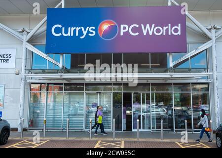 Bracknell, Berkshire, Royaume-Uni. 25 septembre 2020. Une porte à l'intérieur et à l'extérieur de PC World a été ouverte aujourd'hui pour tenter de maintenir les distances des clients sur les réseaux sociaux. Les clients peuvent également cliquer et collecter des commandes dans le parking. Crédit : Maureen McLean/Alay Banque D'Images