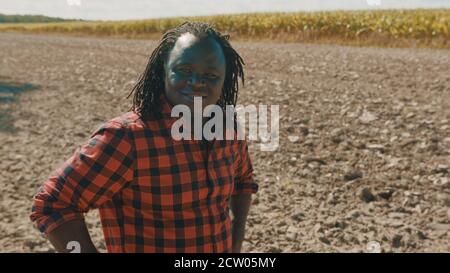 Portrait de jeunes agriculteurs africains heureux debout sur les terres agricoles labourées. Photo de haute qualité Banque D'Images