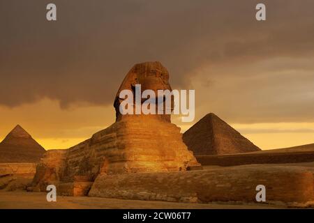 Coucher de soleil au complexe de la Pyramide à Gizeh, Égypte. Banque D'Images