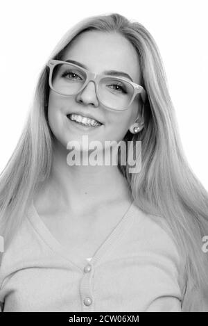 Visage d'une jeune fille adolescente heureuse souriant tout en portant des lunettes Banque D'Images