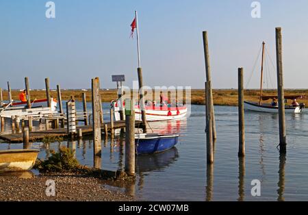 Un bateau d'observation du phoque arrivant à un stade d'atterrissage à Morston Creek, dans le nord de Norfolk, à Morston, Norfolk, Angleterre, Royaume-Uni. Banque D'Images